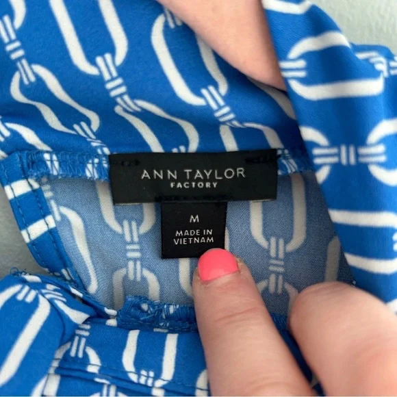 NWT Ann Taylor Blue Chain Print Mock Neck Long Sleeve Top Medium - Picture 5 of 6